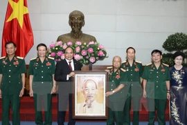 Premier vietnamita dialoga con veteranos en campo de batalla de Truong Son 