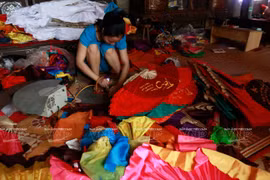 Abanicos de papel, una bella tradición de la aldea de Chang Son
