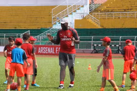 Exfutbolista del club inglés Arsenal se impresiona ante jugadores juveniles vietnamitas