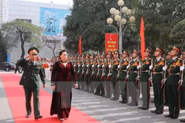 Presidenta del Parlamento de Vietnam exalta papel de la Comandancia de Hanoi
