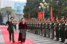 Presidenta del Parlamento de Vietnam exalta papel de la Comandancia de Hanoi