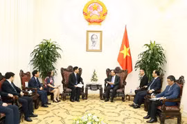 Premier vietnamita dialoga con dirigentes empresariales chinos 