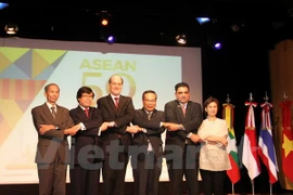  ASEAN celebra su aniversario 50 en Indonesia 