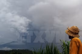 Volcán Agung expulsa ceniza en isla indonesia de Bali