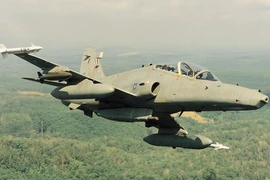Mueren pilotos en accidente de caza de combate en Malasia