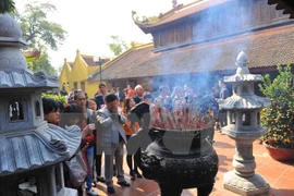 Visitan pagoda en primeros días del Año Nuevo