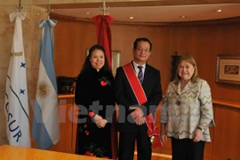 Argentina concede Orden de Mayo de Gran Cruz al embajador vietnamita