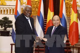 Vietnam seguirá respaldando a Cuba en su lucha por el levantamiento del bloqueo económico que Estados Unidos mantiene desde hace más de medio siglo contra esa isla caribeña, reafirma el primer ministro de la nación indochina, Nguyen Xuan Phuc
