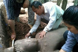 Camboya: Gran estatua antigua descubierta en complejo de Angkor 