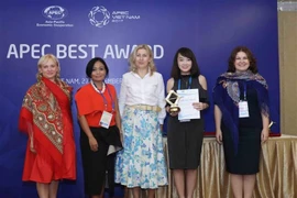 Empresarias vietnamitas reciben premios del APEC