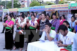 Numerosos turistas acuden a Festival de Flor de Bauhinia en Dien Bien
