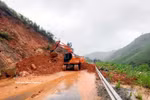 El 23 de agosto, las autoridades de la provincia de Quang Ninh retiraron urgentemente el lodo y los escombros, nivelaron los deslizamientos de tierra y reabrieron las carreteras inundadas. (Fuente: VNA)