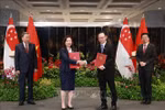 El secretario general del Partido Comunista de Vietnam, To Lam, y el primer ministro de Singapur, Lawrence Wong, presencian el intercambio de la Carta de Intención. (Fuente: VNA)
