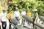 Turistas visitan el área de exhibición de diferentes tipos de carcasas de bombas en la zona ecoturística “Legendaria ruta Truong Son - Cueva de Mando”. (Fuente: VNA)