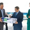 El primer ministro Pham Minh Chinh firma un paquete de carne de res exportada a Vietnam. (Foto: VNA)