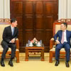 El vicegobernador Nguyen Ngoc Canh intercambia opiniones con Chang Min Young, presidente y director general de IBK. (Foto: Banco Estatal de Vietnam).