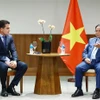 El primer ministro vietnamita, Pham Minh Chinh, (derecha) conversó con representantes del Grupo JBS, una de las principales empresas de procesamiento de alimentos a nivel mundial, con sede en Brasil y presencia en 24 países y territorios. (Fuente: VNA)