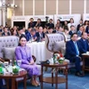 El primer ministro vietnamita, Pham Minh Chinh (al frente, tercero desde la izquierda) y su homóloga tailandesa, Paetongtarn Shinawatra (al frente, segundo desde la izquierda), en el foro empresarial. (Foto: VNA)