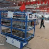 Los robots transportan automáticamente materiales del almacén a la línea de producción de Maxport Limited Vietnam (Foto: VNA)