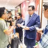 Inversionistas de inversión extranjera directa examinan productos alimenticios expuestos en el Centro de Promoción del Comercio y la Inversión de Ciudad Ho Chi Minh. (Foto: nhandan.vn)