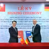 El viceministro de Finanzas, Tran Quoc Phuong (izquierda), y un representante del Banco Alemán de Reconstrucción (KfW) firman un acuerdo de préstamo y un acuerdo de subvención para los dos proyectos. (Foto: Ministerio de Finanzas)