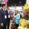 El embajador de Vietnam en Tailandia, Pham Viet Hung, visita el stand de una empresa vietnamita en la feria THAIFEX-Anuga Asia 2025. (Foto: VNA)