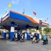 La gente compra combustible en una gasolinera. (Foto: VNA)
