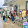 Residentes locales participan en las labores de limpieza tras las fuertes lluvias en el jardín de infancia y la escuela primaria Minh Long, en la comuna de Ly Quoc, provincia de Cao Bang. (Foto: VNA)