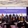 El secretario general del Partido Comunista de Vietnam y presidente del Estado, To Lam (izquierda, segundo, fila de atrás), y el ministro principal de Maharashtra, Devendra Fadnavis (izquierda, tercero, fila de atrás), presencian el intercambio de acuerdos de cooperación entre empresas vietnamitas e indias en el Foro Empresarial India-Vietnam celebrado en Mumbai, estado de Maharashtra, India, el 7 de mayo. (Foto: VNA)