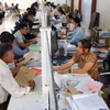Personas realizan trámites en el centro de servicios integrales de la ciudad de Da Nang. (Foto: VNA)
