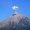 El monte Semeru, el volcán más alto de la isla de Java, entró en erupción repetidamente el 6 de abril. (Foto: lokmattimes.com)