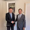 Francis Wong OAM (izquierda), presidente del Foro Empresarial Australia-ASEAN (AABF), durante una reunión de trabajo con el embajador de Vietnam en Australia, Pham Hung Tam. (Foto: VNA)