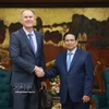 El primer ministro Pham Minh Chinh recibe a Martin Sommer, jefe de la misión de supervisión macroeconómica del Fondo Monetario Internacional (FMI). (Foto: VNA)