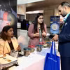 Empresas establecen contactos comerciales en los pabellones de exhibición. (Foto: VNA)