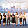La ciudad de Da Nang otorgó el premio “MICE – The Rising Wave” a destacadas empresas del sector turístico en reconocimiento a su contribución a la atracción de turistas MICE a Da Nang. (Foto: VNA)