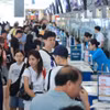 Los pasajeros realizan el check-in en el Aeropuerto Internacional Noi Bai. (Foto: dangcongsan.org.vn)