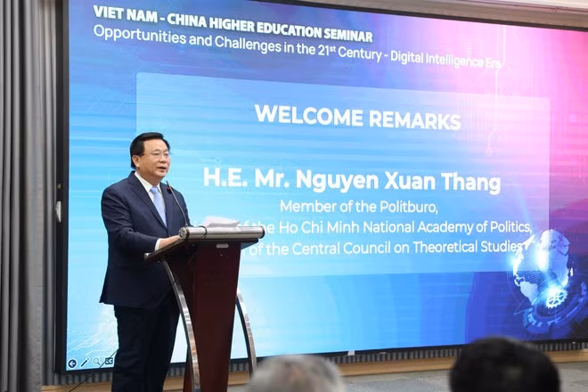 Nguyen Xuan Thang, miembro del Buró Político, presidente del Consejo Teórico Central y director de la Academia Política Nacional Ho Chi Minh, pronuncia un discurso en la conferencia. (Foto: Vietnam+)