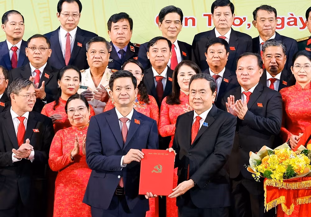 vna-potal-tien-toi-dai-hoi-xiv-cua-dang-chu-tich-quoc-hoi-du-dai-hoi-dai-bieu-dang-bo-thanh-pho-can-tho-nhiem-ky-2025-e28093-2030-8300054.jpg