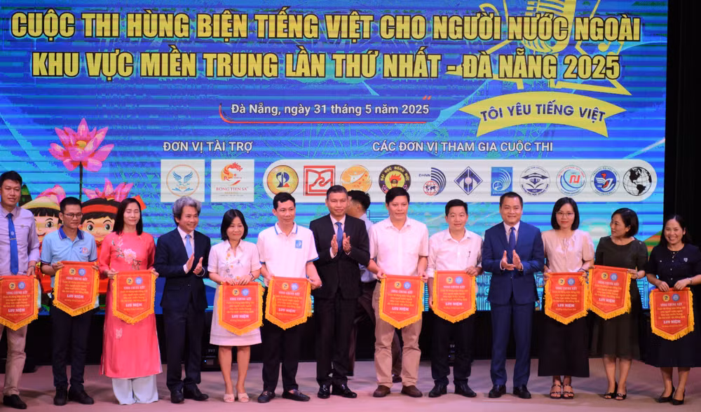 vna-potal-chung-ket-cuoc-thi-hung-bien-tieng-viet-cho-nguoi-nuoc-ngoai-khu-vuc-mien-trung-8065777.jpg
