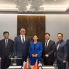 La auditora general adjunta del Estado de Vietnam, Ha Thi My Dung, el primer vicepresidente del Comité Estatal de Control de Belarús, Dmitry Basko, y delegados. (Fuente: VNA)