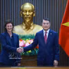 El primer ministro vietnamita, Le Minh Hung, recibe a Fiona Bassett, directora general ejecutiva del proveedor global de índices FTSE Russell. (Fuente: VNA)