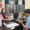 Trabajadores presentan su solicitud en el Centro de Servicios de Empleo de la ciudad de Hue. (Foto: VNA)