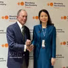 La viceministra de Relaciones Exteriores vietnamita Nguyen Minh Hang y Michael Bloomberg, fundador de Bloomberg. (Fuente: VNA)