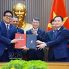 El primer ministro Le Minh Hung presencia la firma de un acuerdo de alianza estratégica entre Petrovietnam y PETRONAS. (Fuente: VNA)