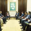 El viceprimer ministro y canciller de Laos, Thongsavanh Phomvihane, se reúne con la viceministra de Relaciones Exteriores de Vietnam, Nguyen Thi Hoang Van. (Fuente: VNA)