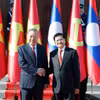 El secretario general del Partido Popular Revolucionario de Laos y presidente del país, Thongloun Sisoulith, recibe al secretario general del Partido Comunista de Vietnam, To Lam (izquierda). (Foto: VNA)