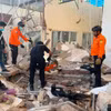 Equipos de rescate buscan víctimas tras el terremoto del 15 de agosto de 2026 en Flores, Indonesia. (Foto: Xinhua/VNA)