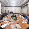 Tran Duc Thang, secretario del Comité del Partido de Hanoi, se reúne con el secretario de Estado y viceministro de Transporte de Rusia, Dmitry Zverev. (Fuente: VNA)