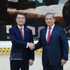 Premier vietnamita Le Minh Hung y su homólogo laosiano, Hun Manet. (Fuente: VNA)