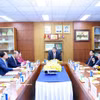 El primer ministro vietnamita, Le Minh Hung, sostiene un encuentro con gerentes de Vinamilk. (Fuente: VNA)